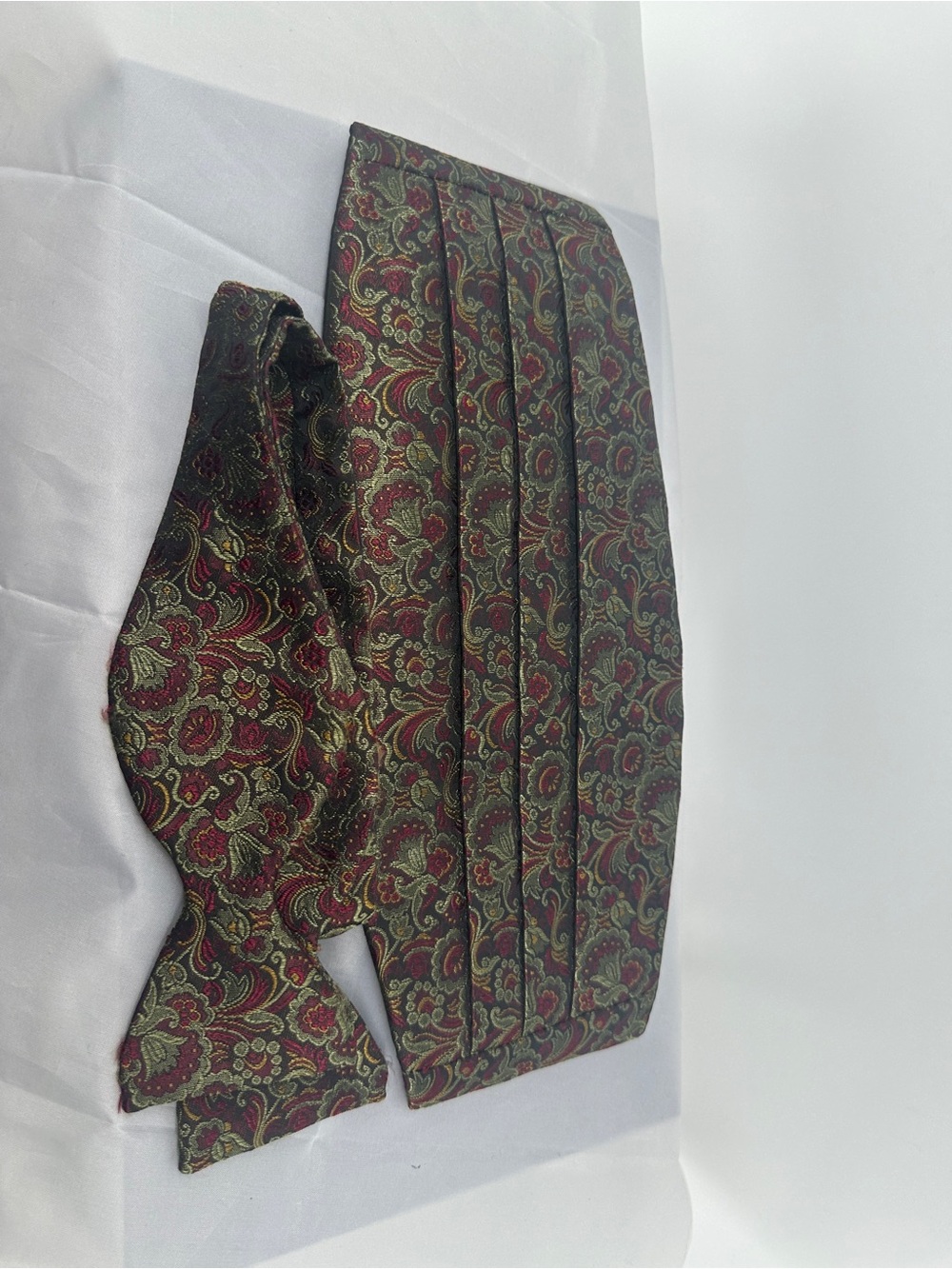 Vintage green and red paisley silk bowtie and cummerband set